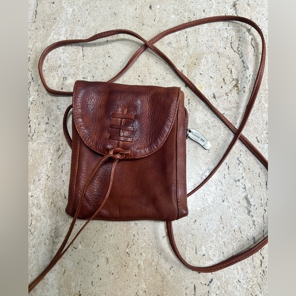 Kenneth Cole Football Inspired Small Crossbody Leather Bag Made in India - Picture 1 of 7
